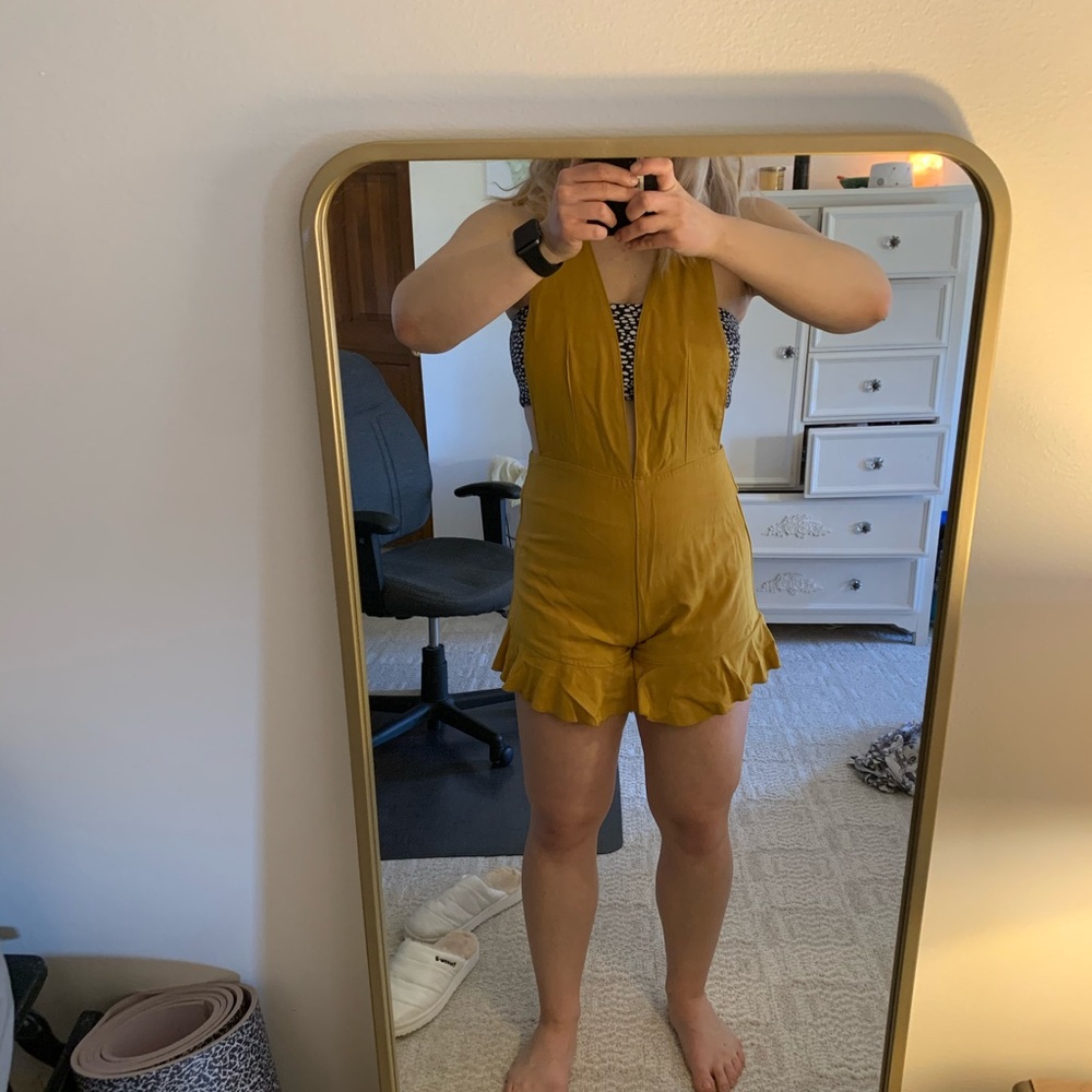 🌸 Dazey LA ruffle shortall/romper in mustard 🌸